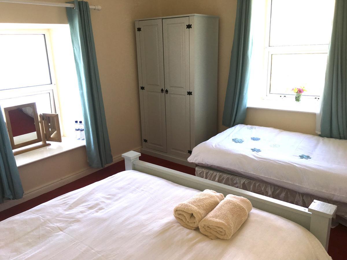 The Pier Bar , Cleggan Bed and Breakfast Exteriör bild